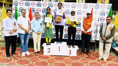 मुख्य अतिथि विजेता छात्र-छात्राओं को सम्मानित करते हुए